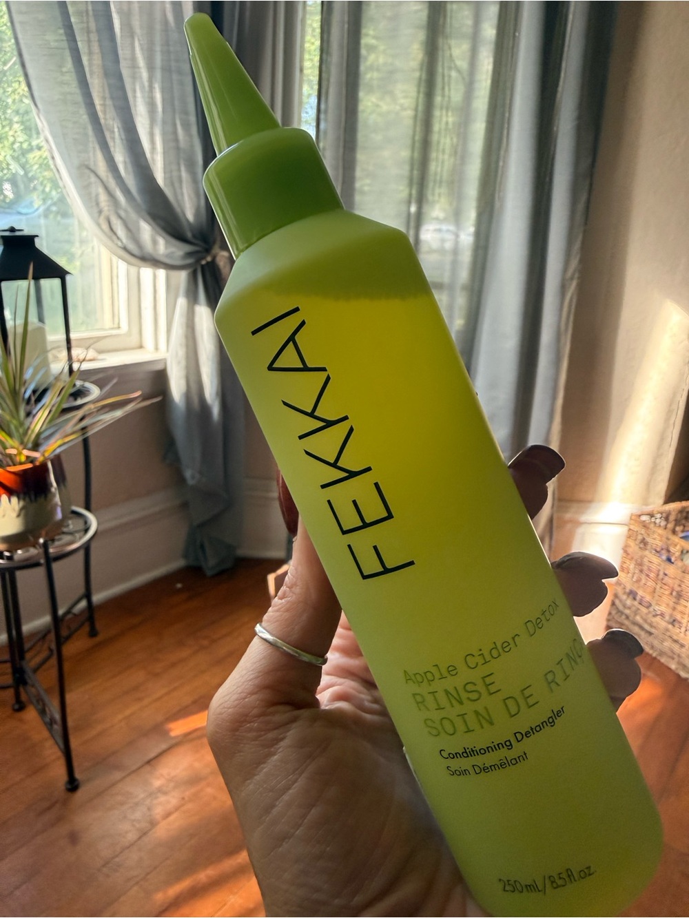 FEKKAI Apple Cider Detox Rinse Conditioning Detangler - Vibrant Green